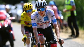 El ciclista esloveno Tadej Pogacar rueda junto al danés Jonas Vingegaard en la decimoctava etapa del Tour de Francia con final en Hautacam.