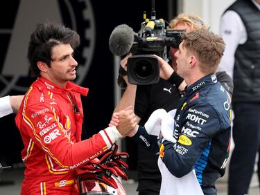 Max Verstappen y Carlos Sainz se felicitan mutuamente por la carrera de ambos en el GP de Japón.