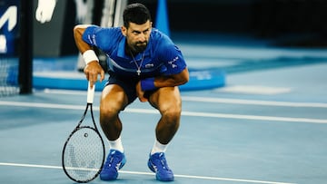 Novak Djokovic se duele sobre la pista durante el duelo de cuartos de final del Open de Australia 2025.