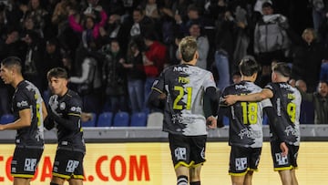 Los jugadores de Unionistas celebran el gol del empate ante el Pontevedra.