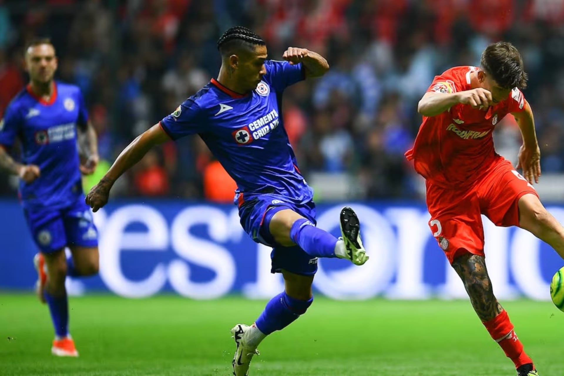 Uriel Antuna y Tomás Belmonte durante un partido Toluca vs Cruz Azul en el Clausura 2024 de la Liga MX.