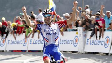 El ciclista franc&eacute;s del Groupama-FDJ Thibaut Pinot celebra su victoria en la decimocuarta etapa del Tour de Francia 2019 con final en la cima del Tourmalet.