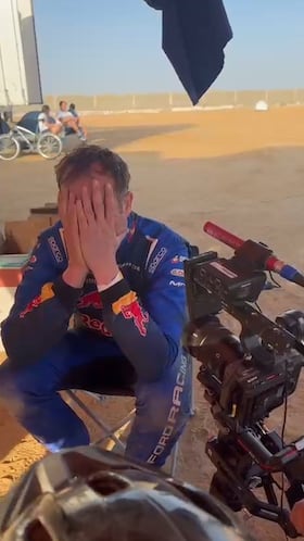 Se os va a caer una lágrima: Laia Sainz salva el Dakar de Nani Roma con esta escena que pasará a la historia