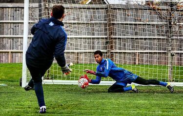Se formó en la cantera del Cartagena y Levante hasta los 15 años que fichó por el El Brighton & Hove Albion Football Club. Su carrera profesional se ha desarrollado en Inglaterra  y sera el 1 de noviembre de 2020 cuando debute en la Premier League.