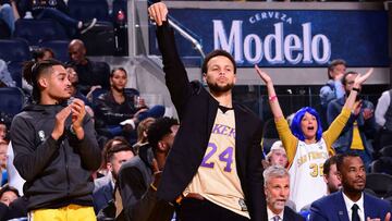 Momentos llenos de emoci&oacute;n se vivieron en el Chase Center cuando Curry sali&oacute; a la duela enfundado en la m&iacute;tica playera de &ldquo;Black Mamba&rdquo;.