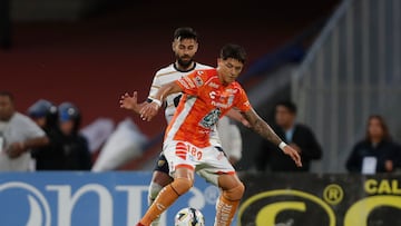 MEX4097. CIUDAD DE MÉXICO (MÉXICO), 21/07/2024.- Ruben Duarte (i) de Pumas disputa un balón con Sergio Aguayo (d) de Pachuca este domingo, durante un partido de la jornada cuatro del Torneo Apertura del fútbol mexicano realizado en el estadio Olímpico Universitario en Ciudad de México (México). EFE/Isaac Esquivel