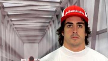 Alonso, siguiendo los libres desde el monitor de su box.