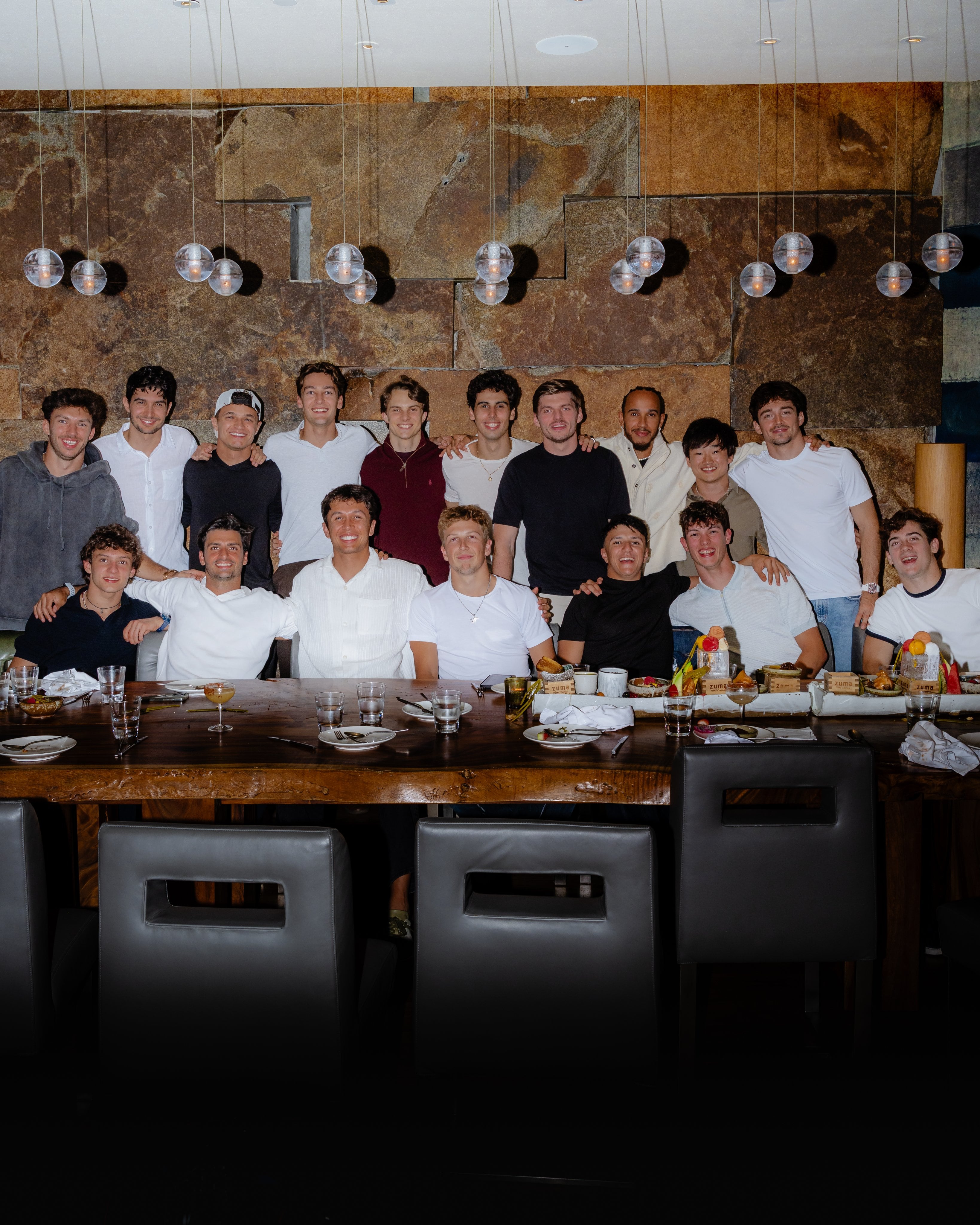 Foto de familia de los pilotos de F1 que acudieron a la cena de fin de temporada en Abu Dhabi.