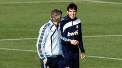 Kaká ya golpea el balón después de treinta y tres días