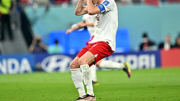 Doha (Qatar), 22/11/2022.- Robert Lewandowski of Poland reacts after failing to score by penalty during the FIFA World Cup 2022 group C soccer match between Mexico and Poland at Stadium 947 in Doha, Qatar, 22 November 2022. (Mundial de Fútbol, Polonia, Catar) EFE/EPA/Noushad Thekkayil
