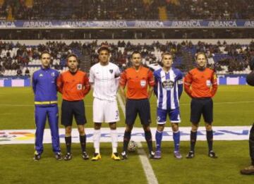 El árbitro Velasco Carballo acompañado de sus asistentes Alonso Fernández y Álvarez Moreno, el cuarto árbitro Juan Bustos y los capitanes Weligton y Bergantiños.