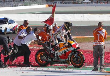 El piloto español Marc Marquez (Repsol Honda) celebra el campeonato del mundo por cuarta vez en la categoría MotoGP tras entrar tercero en el circuito Ricardo Tormo de Cheste