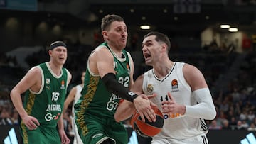 Mario Hezonja frente a Edgaras Ulanovas, del Zalgiris, durante el partido de la Euroliga entre Real Madrid y Zalgiris Kaunas este jueves en el WiZink Center.