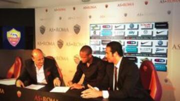 Keita firmando con la Roma.