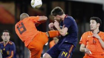 <b>PRESSING FOOTBALL. </b>De Jong propinó esta patada en el pecho a Xabi Alonso, a la altura del corazón.