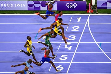 El estadounidense Noah Lyles cruza la línea de meta para ganar la final masculina de 100 metros en los Juegos Olímpicos de París 2024 en el Stade de en Saint-Denis, el 4 de agosto de 2024 (Photo by JUNG Yeon-je / AFP)