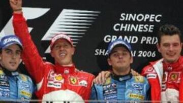 <B>AMISTADES PELIGROSAS</B>. El diario alemán 'Bild' desvela que el compañero de equipo de Fernando Alonso en Renault?, Giancarlo Fisichella, y el tercer máximo aspirante al Mundial al principio de temporada, Kimi Raikkonen, estuvieron en la fiesta de Schumacher para festejar la victoria en el GP de China. Alonso parece tener el enemigo en casa.