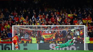 Pedri marca el penalti que da la victoria a España ante Holanda en Mestalla.