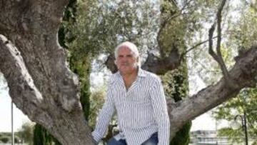 <b>DE CASTA LE VIENE AL GALGO. </b>Pablo Forlán, padre del jugador del Altético Diego Forlán, posa para AS en Majadahonda.