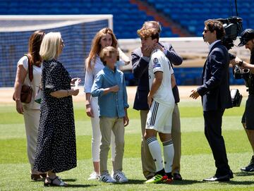 El jugador donostiarra ha sido presentado en el estadio Santiago Bernabéu de la mano de Florentino Pérez y acompañado de su familia.
