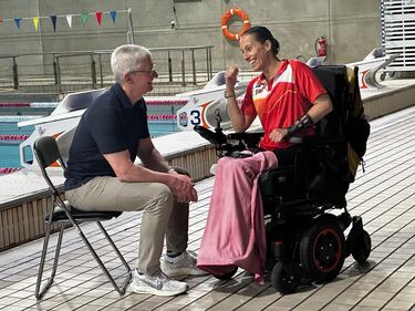 El CEO de Apple visita a Teresa Perales: “Qué increíble honor”