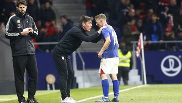 Muniain con Berizzo ante el Atlético.
