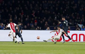 Dusan Tadic estrelló el balón en el palo derecho de Thibaut Courtois.