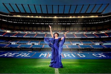 La vallisoletana posó en el estadio Santiago Bernabéu para el calendario solidario Chocrón. 

