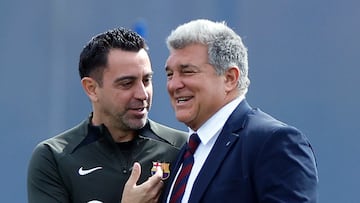 GRAFCAT2789. SANT JOAN DESPÍ (BARCELONA) (ESPAÑA), 15/04/2024.-El presidente del FC Barcelona, Joan Laporta (d) saluda al técnico Xavi Hernández (i) al inicio del entrenamiento que realiza la plantilla barcelonista en la Ciudad Deportiva Joan Gamper para preparar el partido de vuelta de los cuartos de final de la Liga de Campeones que disputarán mañana en el Estadio Olímpico Lluís Companys ante el Paris Saint-Germain.EFE/ Alberto Estévez
