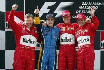 Ross Brawn, Fernando Alonso, Michael Schumacher y Rubens Barrichello, en el podio del GP de España 2003 de F1.