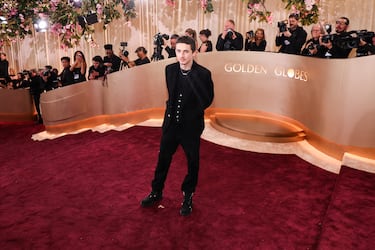 Timothée Chalamet posa en la alfombra roja de la 83.ª edición de los Globos de Oro, celebrada en el Beverly Hilton.