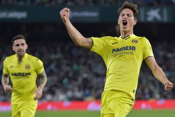 Pau Torres celebra un gol al Betis en presencia de Alcácer.