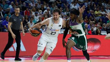 Sergio Llull va hacia la canasta ante la defensa de Kendrick Perry.