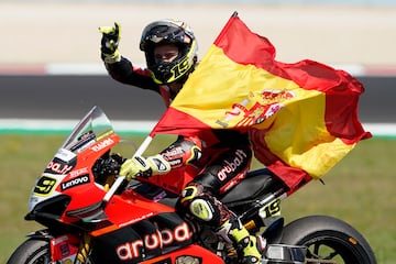 Ahora domina con mano de hierro en SBK como vigente campen, pero el talaverano levant su primer ttulo mundialista en 2006, en su ltimo a?o de 125cc. Fue subcampen de 250cc en 2008 y, tras nueve a?os en MotoGP, se march a las derivadas de serie para volver a ganar.