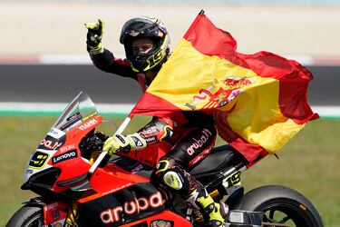 Ahora domina con mano de hierro en SBK como vigente campeón, pero el talaverano levantó su primer título mundialista en 2006, en su último año de 125cc. Fue subcampeón de 250cc en 2008 y, tras nueve años en MotoGP, se marchó a las derivadas de serie para volver a ganar.