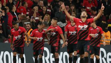 Guimaraes, en el centro, celebra un gol del Paranaense. 