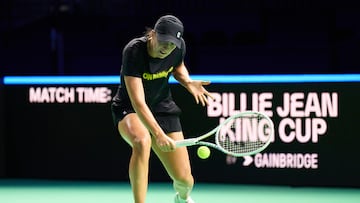 MALAGA, SPAIN - NOVEMBER 11: Iga Swiatek of Team Poland plays a backhand during a practice session ahead of the Billie Jean King Cup Finals at Palacio de Deportes Jose Maria Martin Carpena on November 11, 2024 in Malaga, Spain. (Photo by Angel Martinez/Getty Images for ITF)