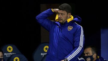 (FILES) In this file photo taken on July 27, 2021 Boca Juniors' team coach Sebastian Battaglia gestures during the Argentine first division Superliga football match at La Bombonera stadium in Buenos Aires. - Boca Juniors confirmed Battaglia as interim coach on August 17, 2021, in Buenos Aires following the dismissal of Miguel Angel Russo due to the recent poor results of the team. (Photo by JUAN MABROMATA / AFP)