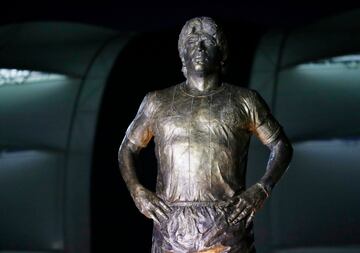 La estatua mide cinco metros de altura siendo la más alta dedicada al astro argentino. Está ubicada el acceso este del Estadio Único de Santiago del Estero y realizada por Carlos Benavidez. El 'Pelusa' se encuentra con las manos en la cintura y la mirada y el pecho al frente. 