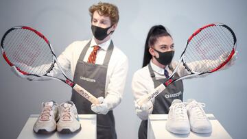 Imagen de varias raquetas y zapatillas que Roger Federer ha puesto a subasta para recaudar fondos para su fundación.