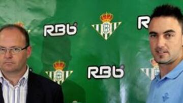 'Momo' posa con la camiseta de su nuevo equipo, el Real Betis, junto al técnico Pepe Mel.