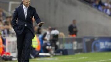 El entrenador mexicano del RCD Espanyol, Javier Aguirre, durante el partido de Liga ante el Real Madrid disputado esta noche en el estadio de Cornellá-El Prat, en Barcelona.