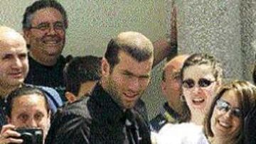 <b>SE TRATÓ EN LA CIUDAD DEPORTIVA</B>. Zidane, al igual que Ronaldo, se trató ayer de su lesión de espalda en el Centro Médico del Real Madrid.