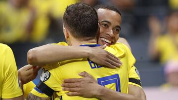 Los suecos Quaison y Berg celebran el primer gol del partido.