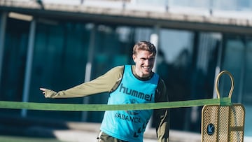 El central sueco Carl Starfelt, durante un entrenamiento con el Celta.