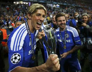 Torres y Mata celebran la Champions con el Chelsea.