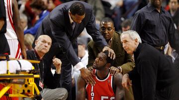 Portland Trail Blazers center Greg Oden is attended to by medical personnel after getting injured during the first quarter of their NBA basketball game against the Houston Rockets in Portland, Oregon December 5, 2009. REUTERS/Steve Dipaola (UNITED STATES SPORT BASKETBALL)