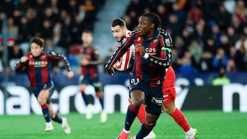 Etta Eyong con el balón.