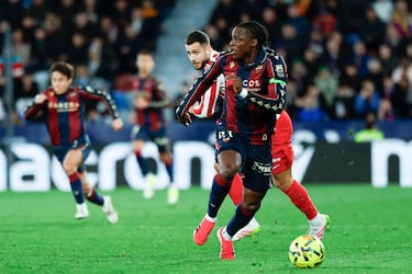 Etta Eyong con el balón. 
 