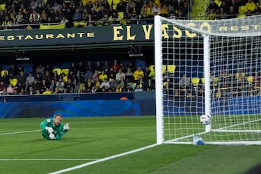 1-1.  Alexander Sörloth recibe en la frontal del área de Gerard Moreno, se prepara y saca un tiro cruzado imparable para Jan Oblak. El balón se cuela por el lado izquierdo del guardameta del Atlético.